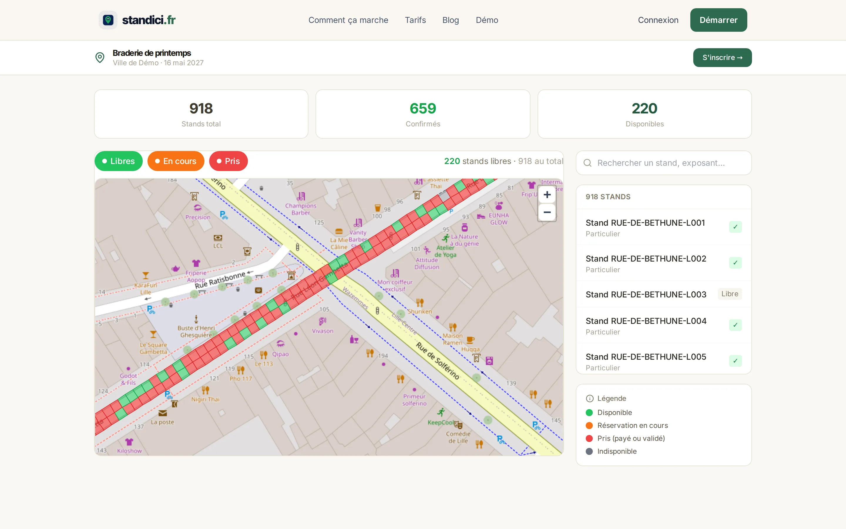 Stands numérotés de part et d’autre d’une rue, colorés selon leur disponibilité